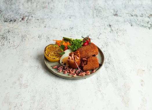 Huisgemaakte garnaalkroket met slaatje